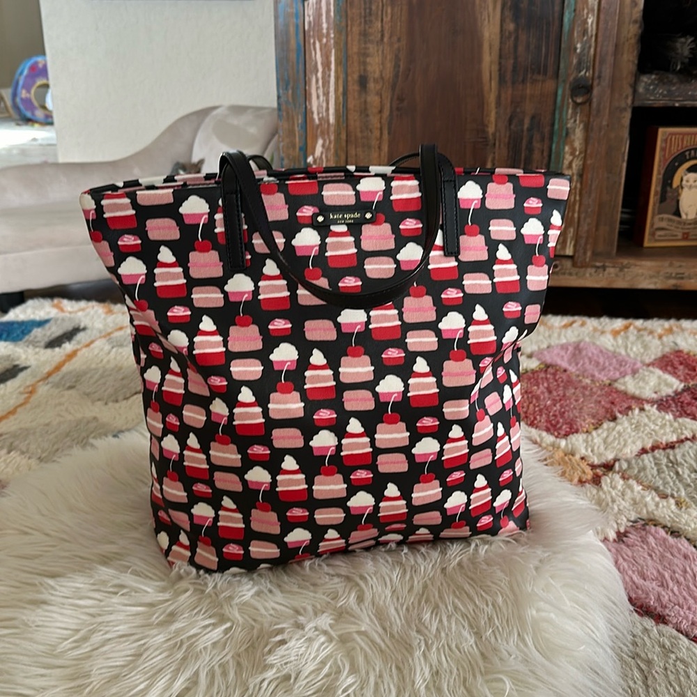 EUC cupcake and cake tote